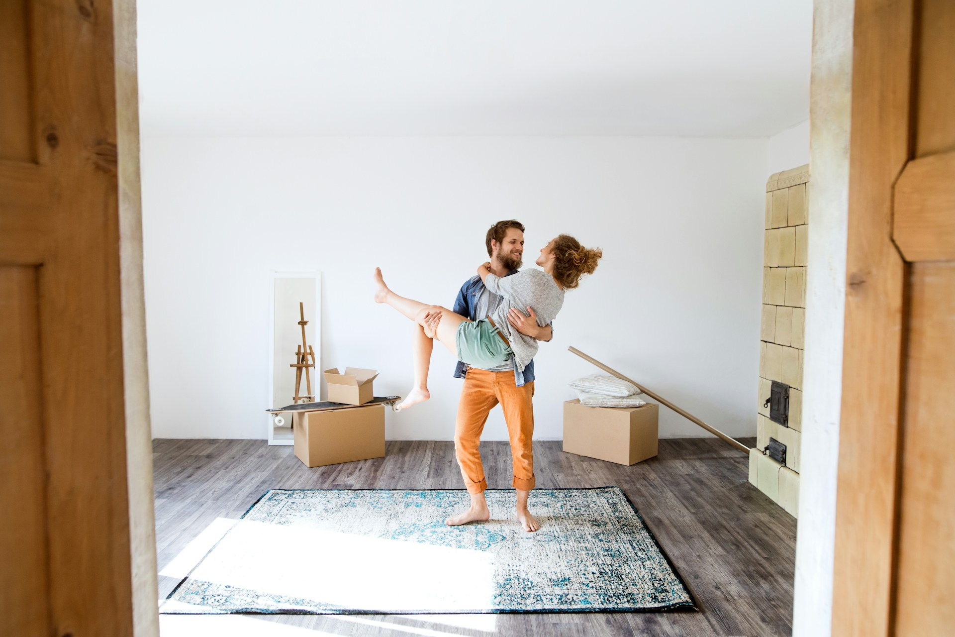 Paar in der neuen Wohnung nach dem Umzug nach Feldkirch mit Umzugskartons